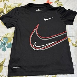 The nike tee Dri-fit size 4xs (3-4yrs)